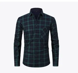 Primo piano di una camicia a scacchi verde e nera da uomo foderata in pile