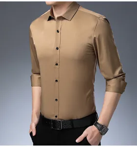 Gros plan d'une chemise de bureau à manches longues pour hommes de couleur camel et boutons
