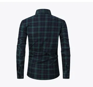 Vista posteriore di una camicia di flanella a quadri verdi e neri con fodera calda.