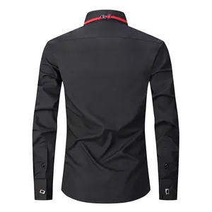 Vista posteriore di una camicia nera slim da uomo con fascia del colletto rossa e fibbia