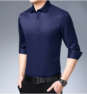 Vue détaillée d'une chemise business pour hommes bleu marine en tissu stretch extensible
