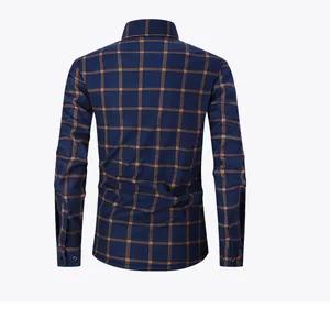 Vista posteriore della camicia a scacchi blu con vestibilità sartoriale e dettagli