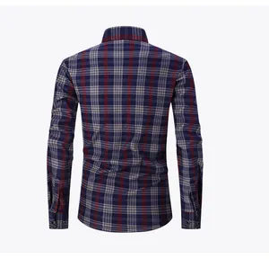 Vista posteriore dettagliata che mostra il motivo a quadri e il taglio della camicia calda.