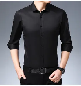 Gros plan d'une chemise de ville noire slim fit en tissu extensible à quatre sens