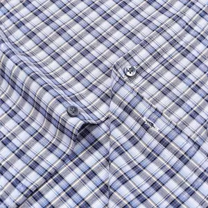 Camicia casual a maniche lunghe a quadri blu e grigi con dettagli di tessuto e bottoni.