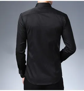 Vue arrière d'une chemise homme noire ajustée à manches longues en tissu élastique.