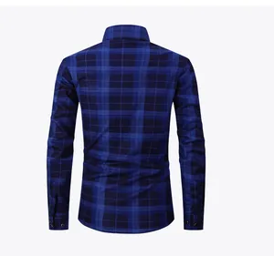 Vista posteriore di una camicia scozzese blu da uomo con fodera in pile per inverno
