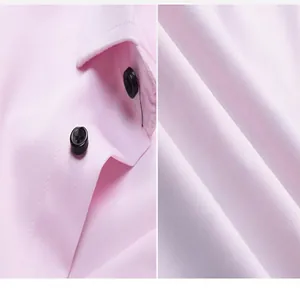 Détail en gros plan du tissu de chemise stretch rose et des boutons noirs