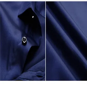 Gros plan du tissu extensible bleu marine de haute qualité et d'un bouton de chemise