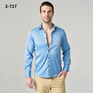 Chemise homme bleu clair à manches longues, en satin infroissable style business.