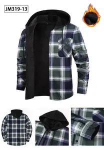 Chemise à carreaux en flanelle pour homme avec capuche et doublure en polaire noire.