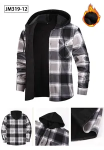 Vue détaillée de la chemise à capuche en flanelle à carreaux doublée de polaire pour homme