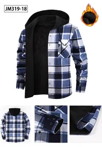 Vue macro détaillée d'une chemise à capuche à carreaux pour hommes avec doublure en polaire.
