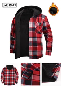 Détails d'une chemise en flanelle à capuche à carreaux rouges avec doublure polaire chaude