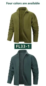 Vue détaillée de la veste polaire chaude pour hommes en vert olive et bleu sarcelle