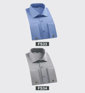 Deux chemises pliées pour hommes avec poignets mousquetaires en bleu et gris avec boutons
