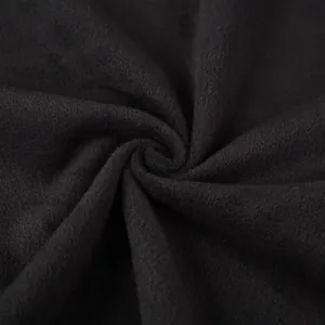 Gros plan sur un tissu polaire noir chaud pour chemises thermiques et gilets pour hommes