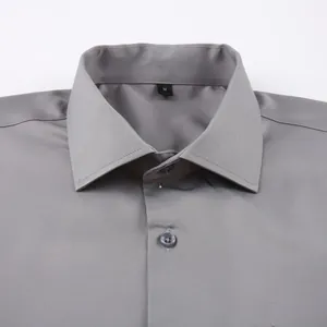 Détail du col d'une chemise habillée grise pour homme en tissu extensible