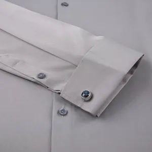 Chemise classique grise à poignets mousquetaires avec boutons de manchette bleus