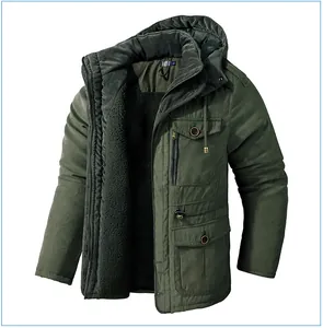 Vista dettagliata di questo parka da uomo verde con cappuccio e fodera in pile calda