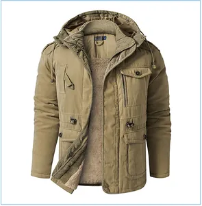 Dettaglio di un parka da uomo kaki con fodera in pile, cappuccio e tasche cargo multiple.