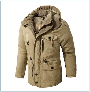 Vista frontale di un parka da uomo kaki con cappuccio e calda fodera interna in pile