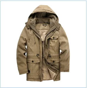Dettaglio di un parka invernale da uomo kaki con spessa fodera in sherpa e design multitasche.