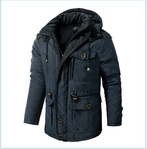 Vista dettagliata di un parka da uomo blu scuro pesante con cappuccio e tasche multiple