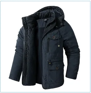 Dettaglio del parka pesante con cappuccio da uomo che mostra la fodera in pile scuro