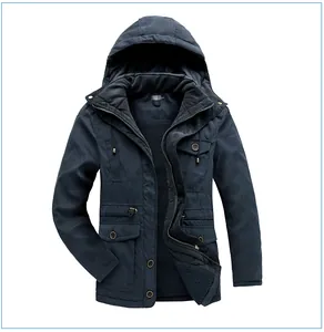 Dettaglio ravvicinato di un parka blu scuro da uomo con calda fodera in pile e cappuccio
