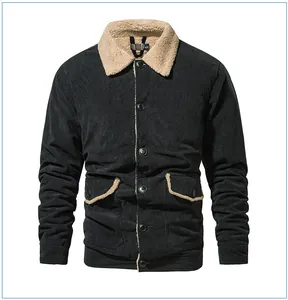 Giacca da uomo in velluto a coste nero con colletto sherpa beige e bottoni sul davanti