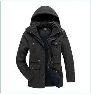 Dettaglio del cappotto invernale nero con cappuccio da uomo con fodera in pile e tasche