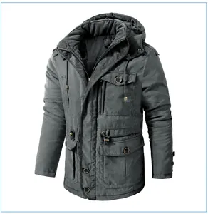 Vista dettagliata di un parka invernale grigio da uomo con fodera in pile, cappuccio e tasche.