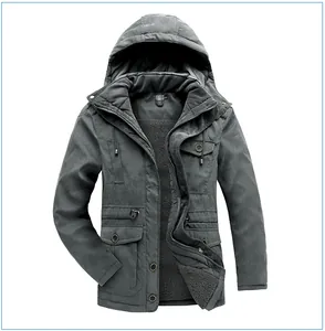 Vista dettagliata del cappotto con cappuccio da uomo ispessito con fodera calda in pile sherpa
