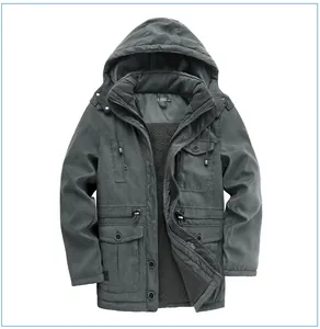 Vista dettagliata del parka grigio con cappuccio da uomo e fodera in pile calda