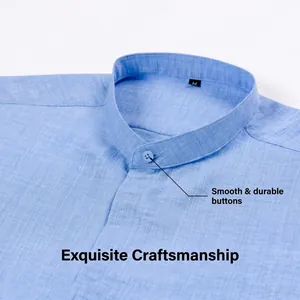 Gros plan détaillé du col officier d'une chemise bleue en imitation lin avec boutons lisses.