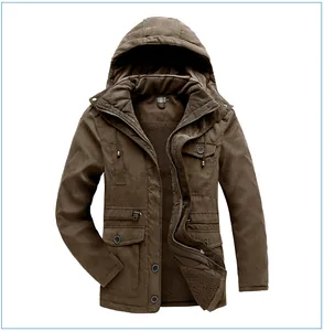 Caldo parka marrone da uomo con cappuccio, fodera in pile e design multi-tasca.