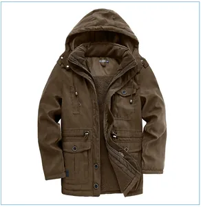 Vista dettagliata del parka marrone da uomo con fodera in pile e tasche multiple