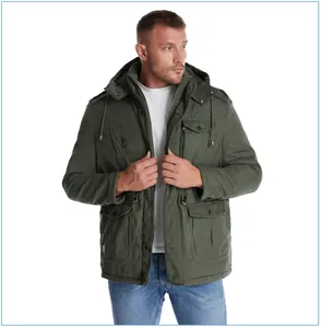 Vista dettagliata di un parka da uomo verde militare con fodera in pile e tasche.