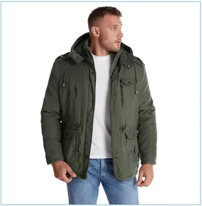 Vista frontale della parka verde oliva con cappuccio e fodera in pile su modello uomo