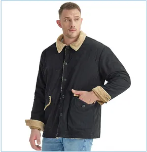 Dettaglio giacca in velluto a coste nero da uomo con caldo colletto in pile sherpa beige