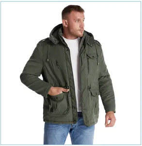 Parka multitasche da uomo verde scuro con cappuccio indossato dal modello
