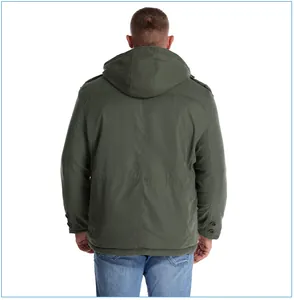 Vista posteriore dettagliata di un parka da uomo verde pesante dotato di cappuccio