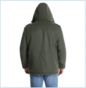 Vista posteriore del parka da uomo verde oliva con cappuccio e spalline.