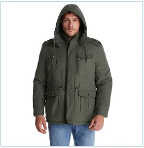 Parka uomo verde oliva con cappuccio e grandi tasche multiple utility, vista frontale