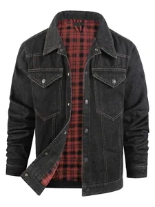 Giacca di jeans nera da uomo con fodera in flanella a scacchi, stile trucker western.