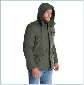Parka da uomo verde oliva con cappuccio, design multitasche e fodera interna calda