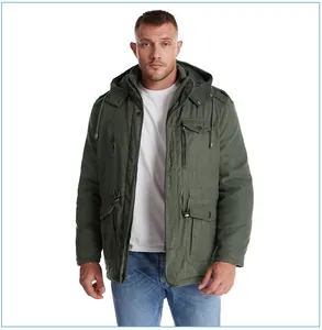 Vista dettagliata di alta qualità del parka da uomo verde oliva con cappuccio e fodera in pile