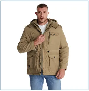 Parka da uomo pesante color kaki con cappuccio e design multitasche sul modello