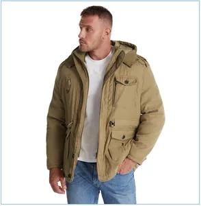 Dettaglio di un parka da uomo kaki ispessito con cappuccio e tasche funzionali